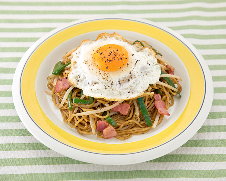 もやしとベーコンのペッパー焼そば 目玉焼きのっけ