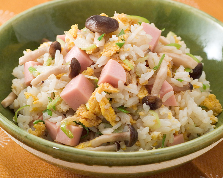 レンジで作る、魚肉ソーセージ入りネギチャーハン