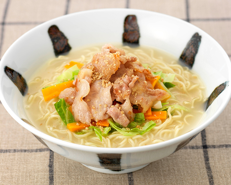 豚肉のぷるぷる生姜焼きのせ　豚骨ラーメン