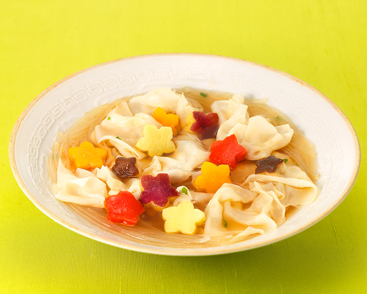 カラフル野菜いり　春雨とワンタンの中華スープ