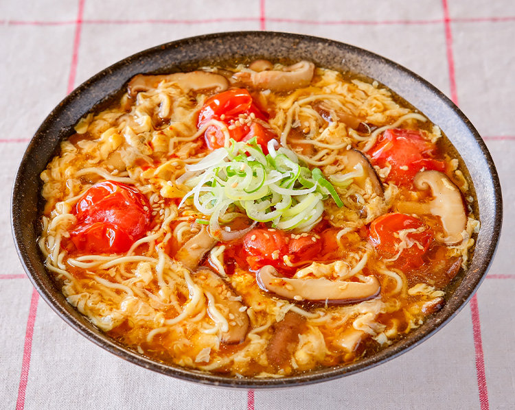トマトとふわふわ卵の酸辣湯風ラーメン