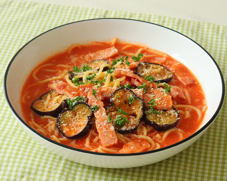 ナスとベーコンのトマトスープ麺