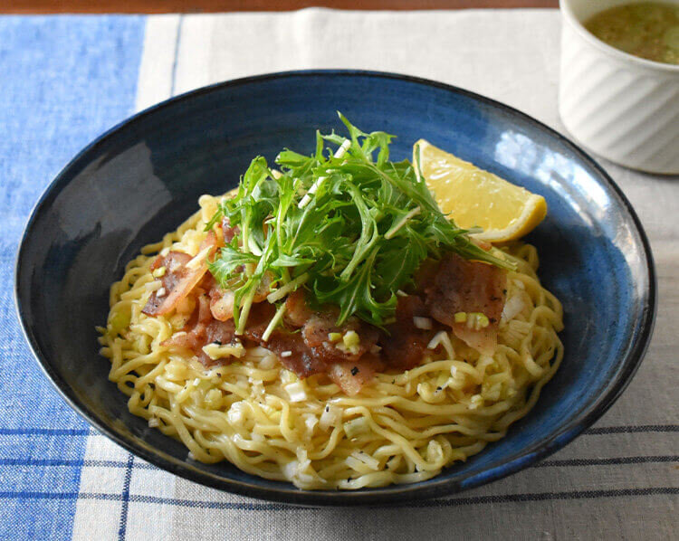 レモンがさわやか！カリカリ豚バラのせねぎ塩まぜそば