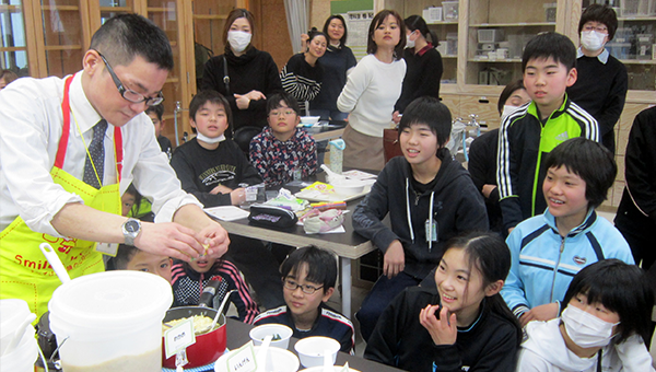 おいしいスープが作れるように、説明を真剣に聞いていました