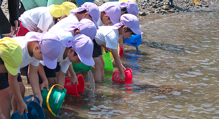 稚魚が大きくなるよう願いをこめて放流してくれました