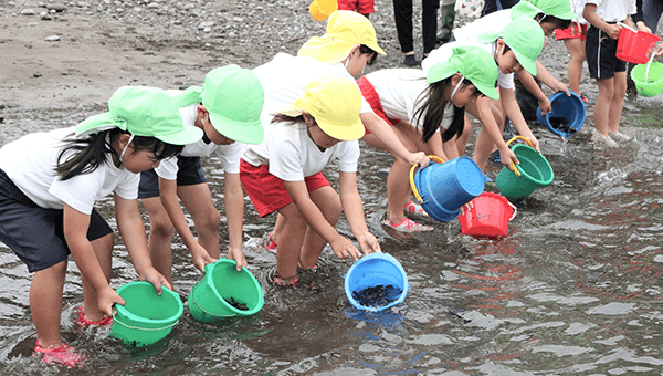 稚魚が大きくなるよう思いをこめて放流してくれました