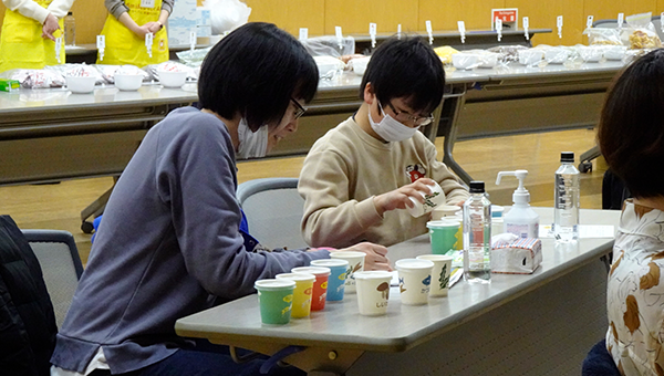 かつお節を初めて手に取るお子さんも多く、珍しそうに感触や香りを確かめていました