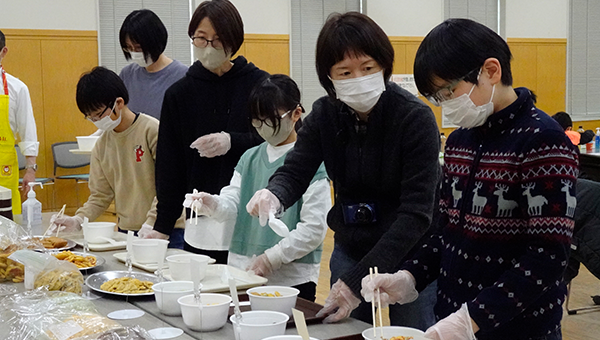 旨味成分を組み合わせて試飲することで、旨味の相乗効果を実感していました