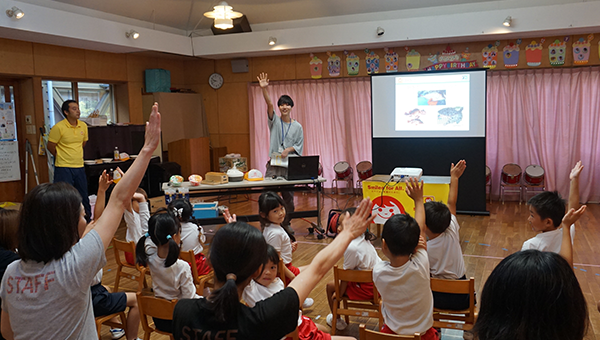 かつお節に興味を示しました