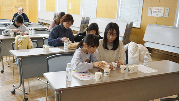 かつお節を初めて手に取るお子さんも多く、珍しそうに感触や香りを確かめていました