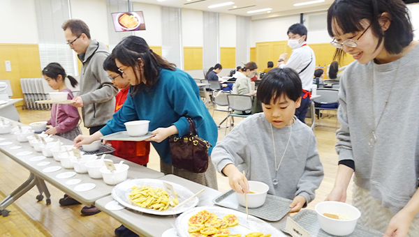旨味成分を組み合わせて試飲することで、旨味の相乗効果を実感していました
